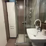 Cozy Modern & Near Center & Free Parking 아파트 *