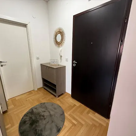 Cozy Modern & Near Center & Free Parking Apartment