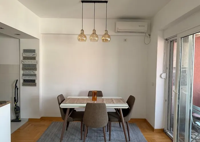 Cozy Modern & Near Center & Free Parking Apartment