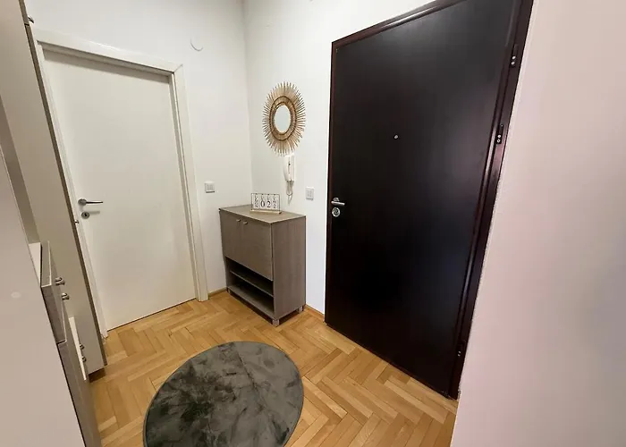 Cozy Modern & Near Center & Free Parking Apartment